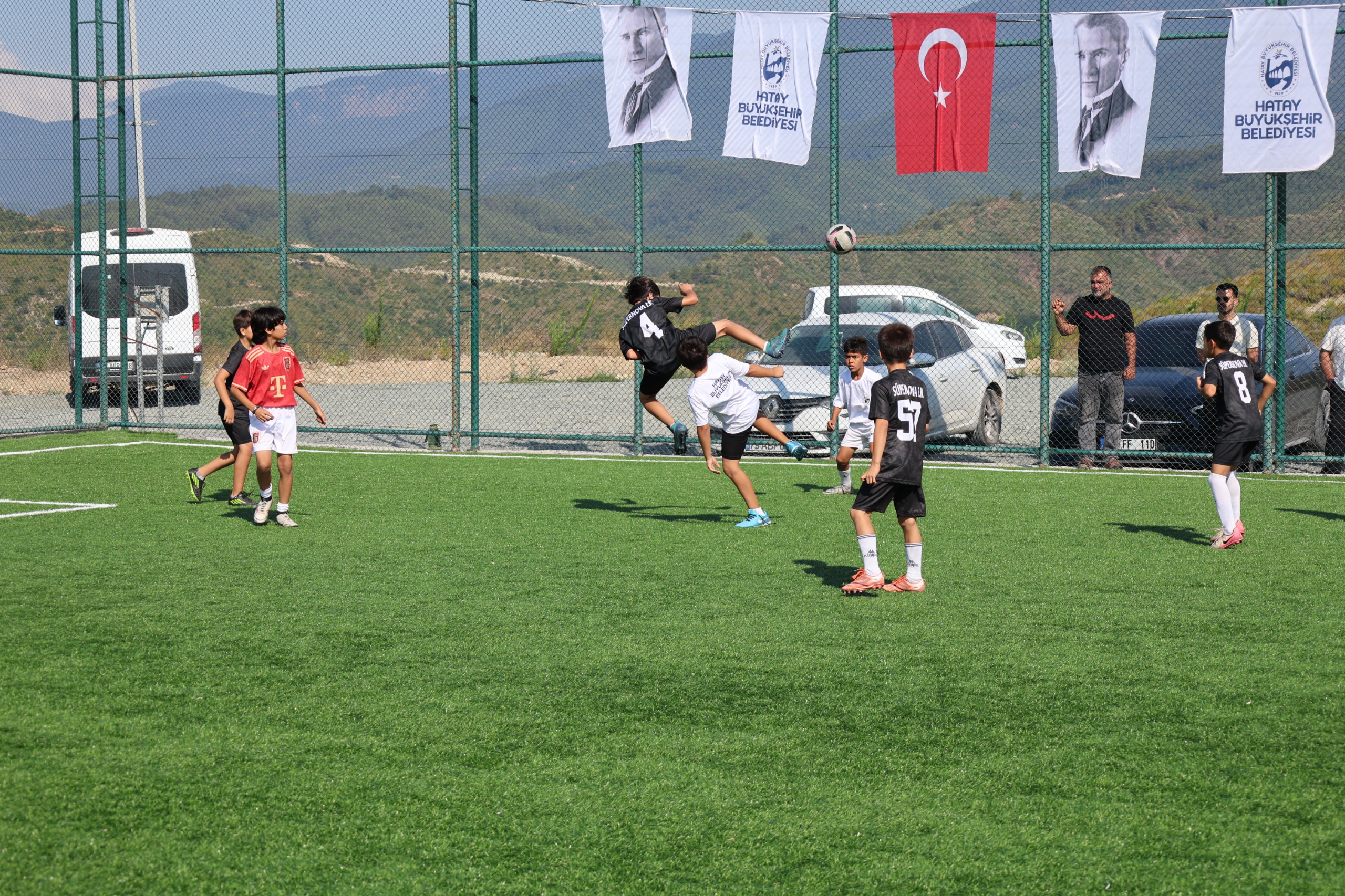 HBB, ANTAKYA’DA GENÇLERİ YENİ HALI SAHADA BULUŞTURDU