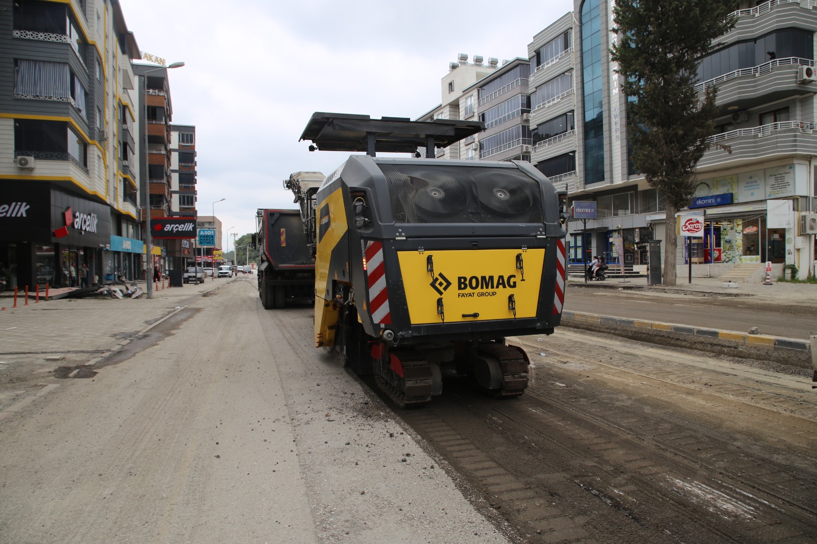 DÖRTYOL’DA ASFALT SEFERBERLİĞİ HIZ KESMEDEN SÜRÜYOR