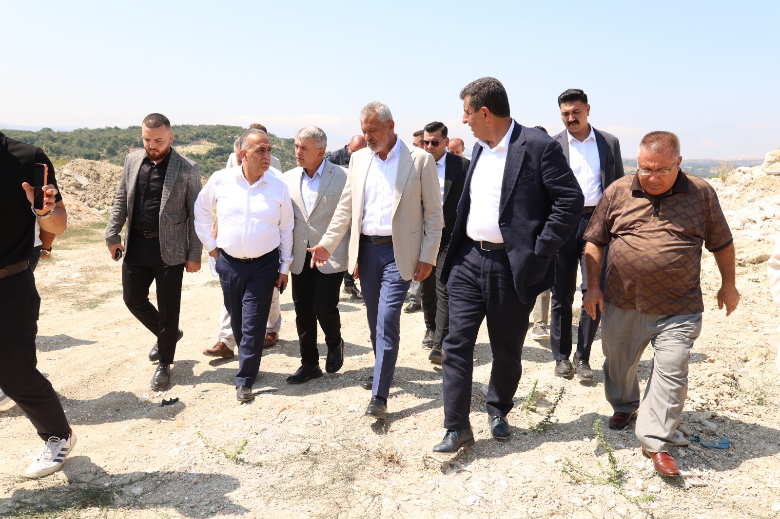 BAŞKAN ÖNTÜRK, ALTINÖZÜ’NÜN GELECEĞİNE DEĞER KATACAK PROJELERİ İNCELEDİ