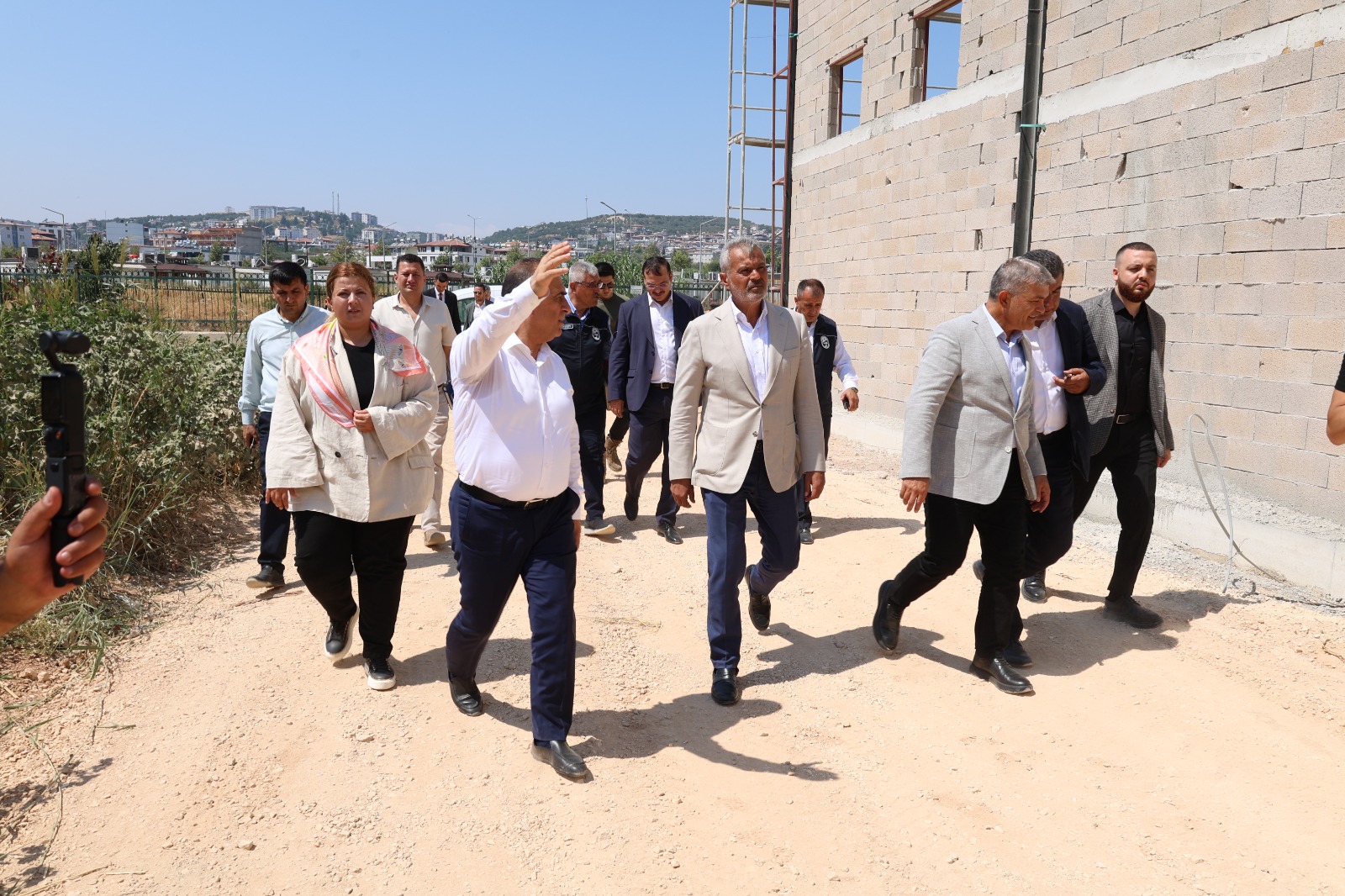 BAŞKAN ÖNTÜRK, ALTINÖZÜ’NÜN GELECEĞİNE DEĞER KATACAK PROJELERİ İNCELEDİ