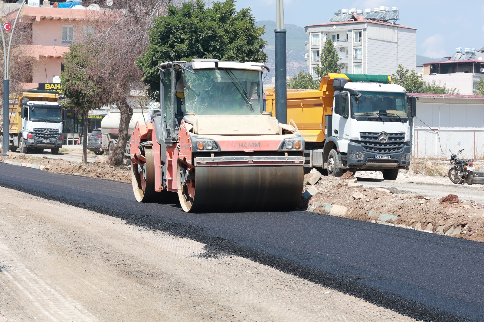 KIRIKHAN’DA 2 BİN METRELİK ASFALT MESAİSİ