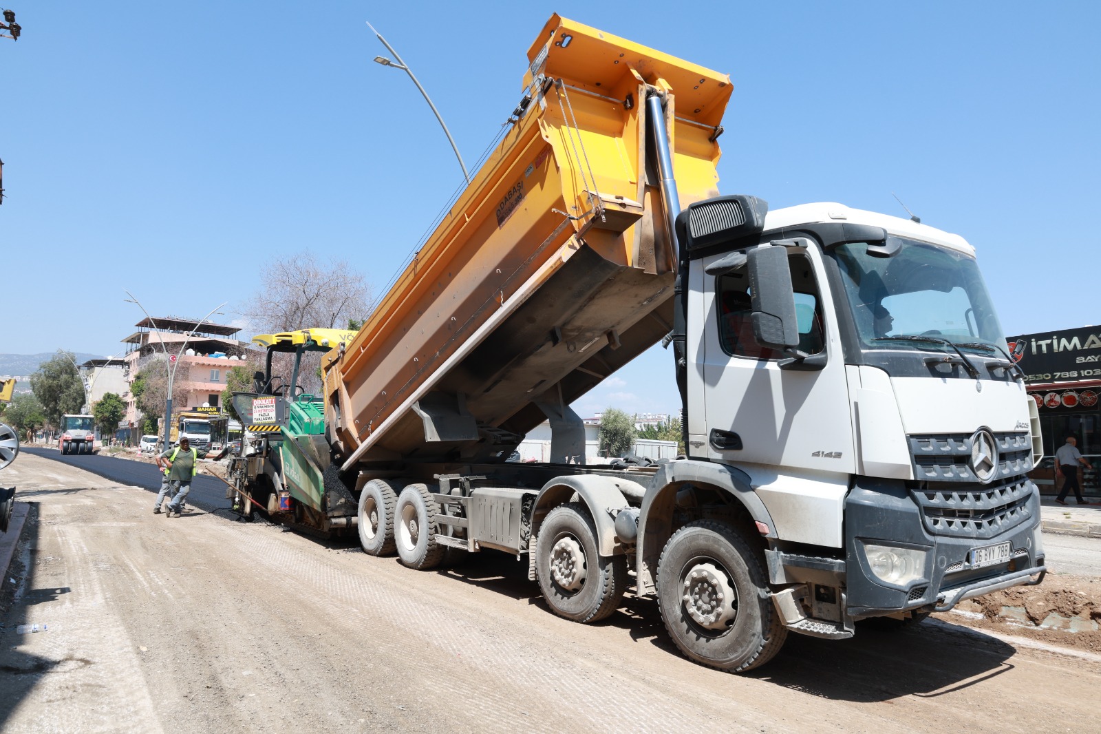 KIRIKHAN’DA 2 BİN METRELİK ASFALT MESAİSİ