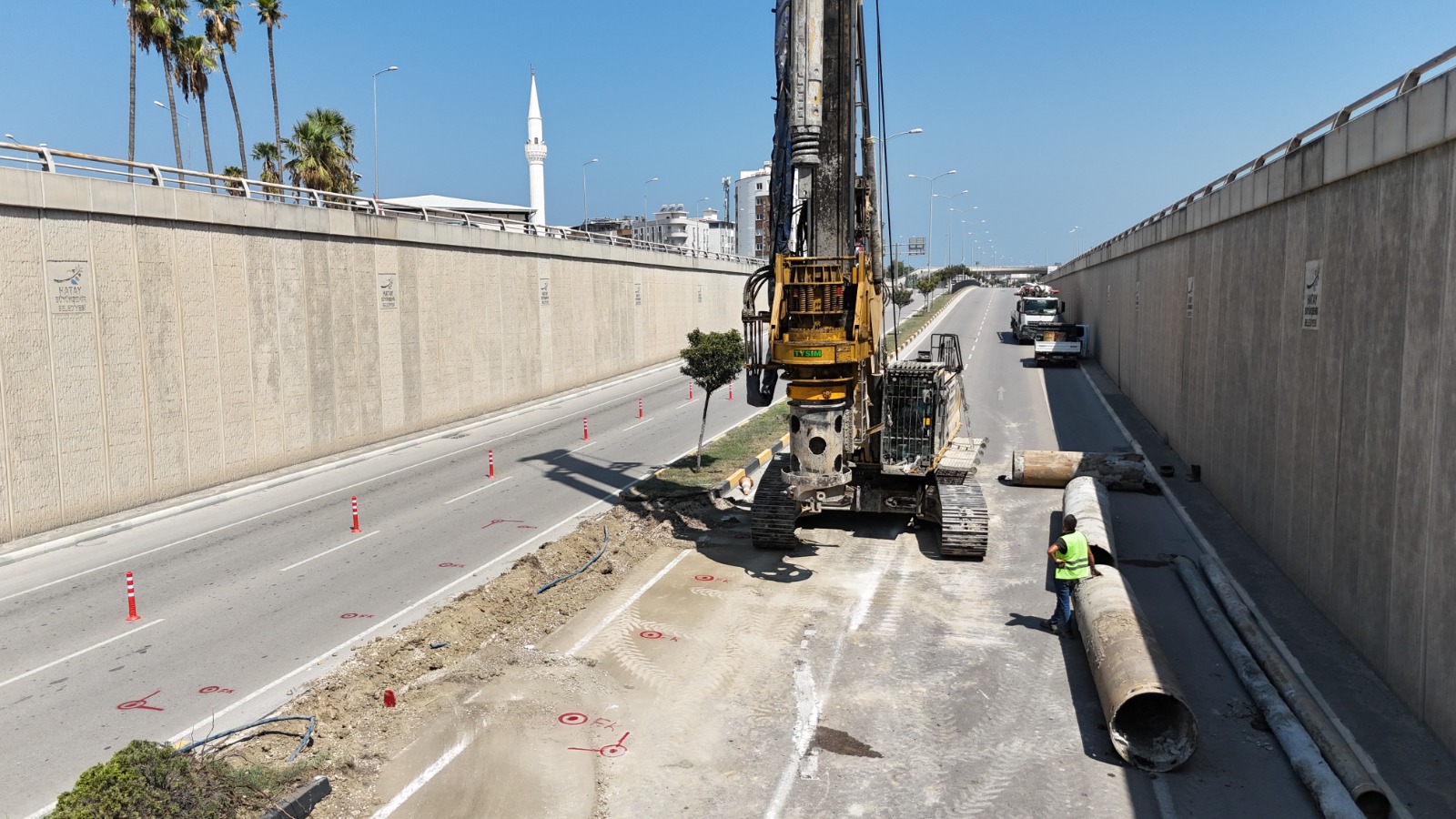 İSKENDERUN ADLİYE-PRİMEMALL KAVŞAĞINDA YAYA ÜST GEÇİDİ ÇALIŞMALARI BAŞLADI