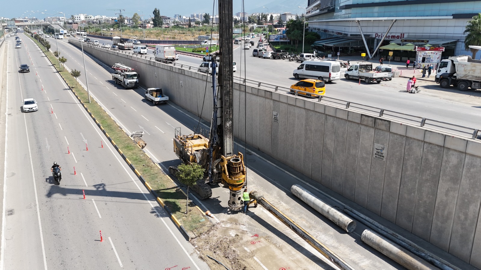 İSKENDERUN ADLİYE-PRİMEMALL KAVŞAĞINDA YAYA ÜST GEÇİDİ ÇALIŞMALARI BAŞLADI