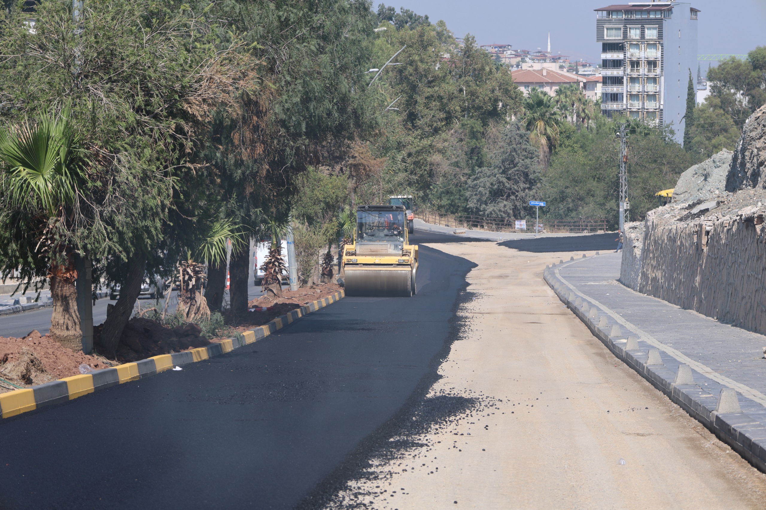 HBB, KIRIKHAN’DA ULAŞIMI RAHATLATACAK YOLU YENİLİYOR