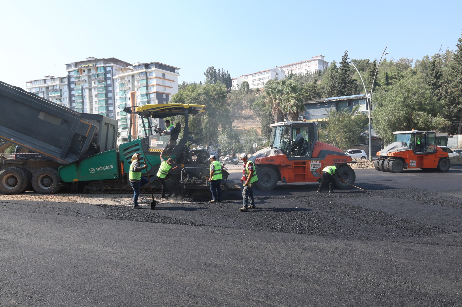 HBB, KIRIKHAN’DA ULAŞIMI RAHATLATACAK YOLU YENİLİYOR