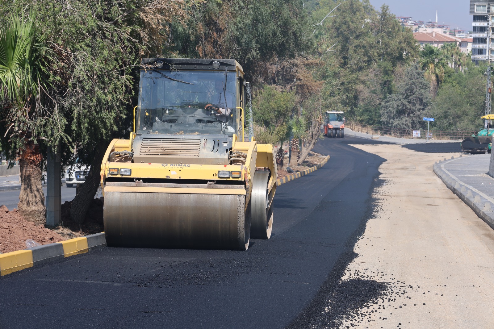 HBB, KIRIKHAN’DA ULAŞIMI RAHATLATACAK YOLU YENİLİYOR