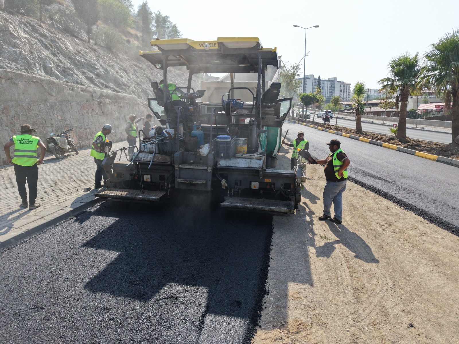 HBB, KIRIKHAN’DA ULAŞIMI RAHATLATACAK YOLU YENİLİYOR