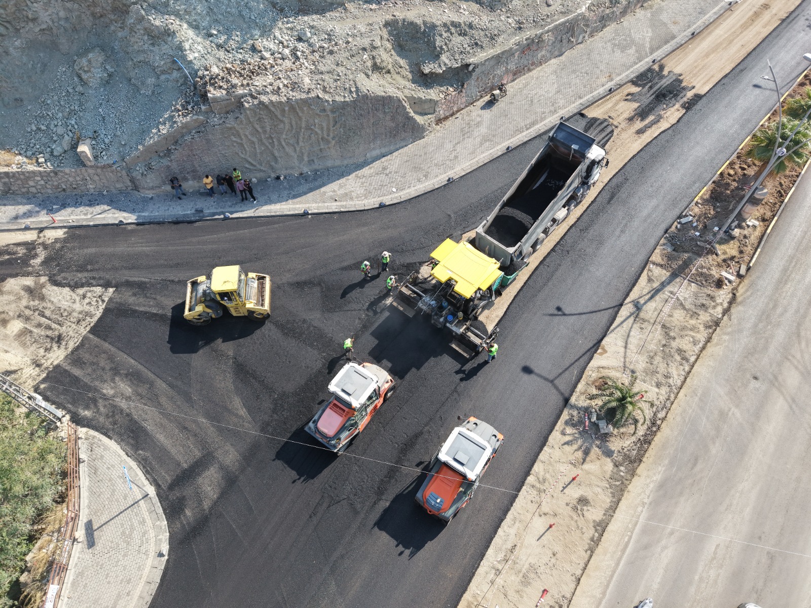 HBB, KIRIKHAN’DA ULAŞIMI RAHATLATACAK YOLU YENİLİYOR