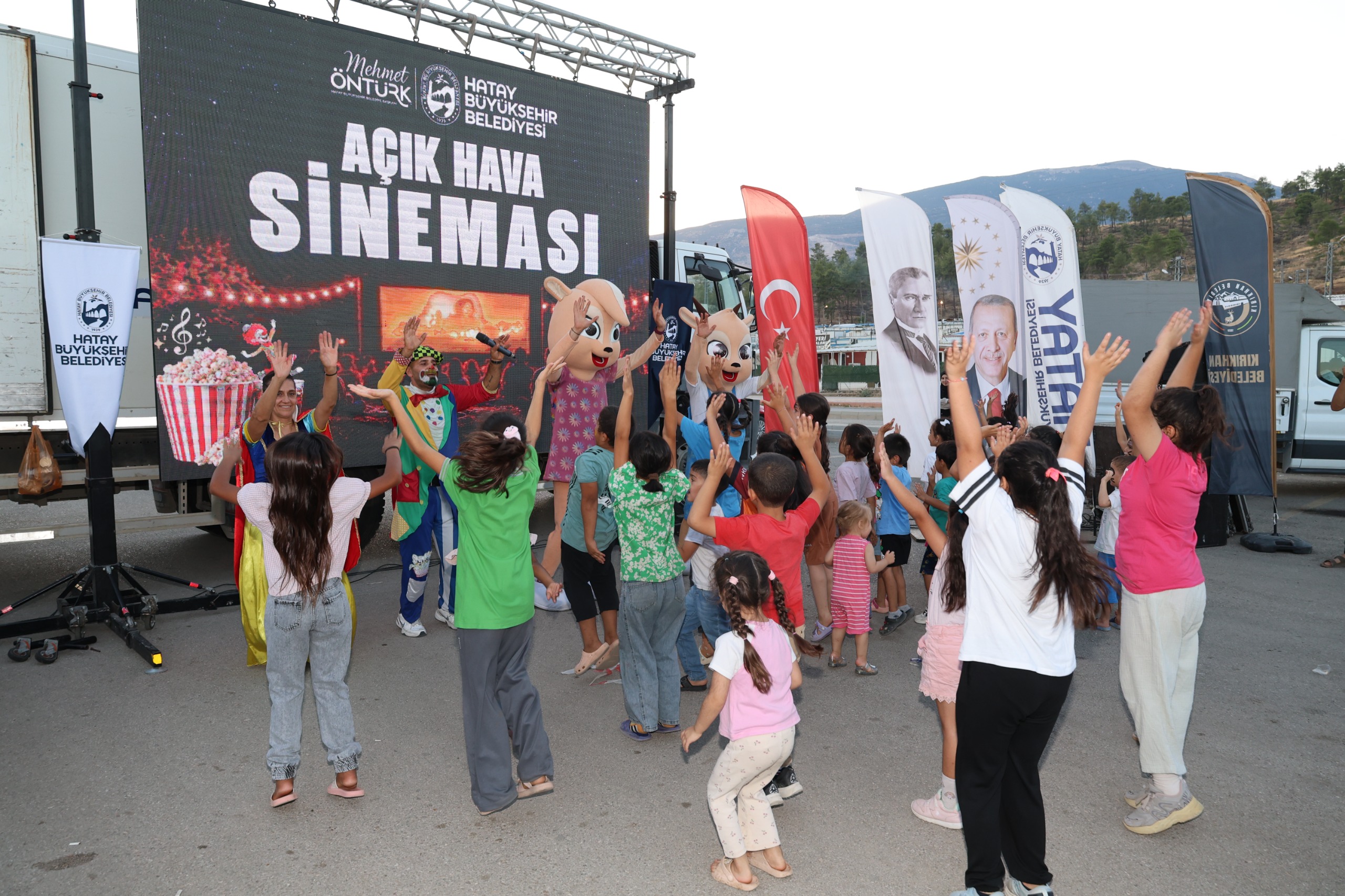 HBB’DEN KIRIKHANLI ÇOCUKLARA AÇIK HAVA SİNEMASI KEYFİ