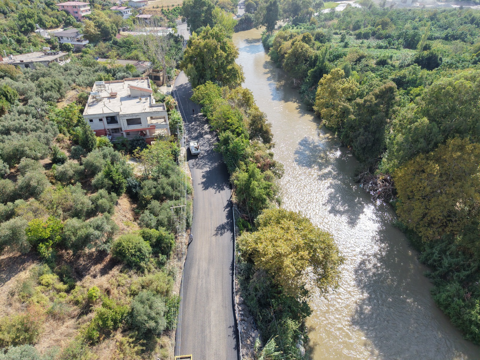 HBB’DEN DEFNE’DE 8 MAHALLEYİ KAPSAYAN YOL ÇALIŞMASI