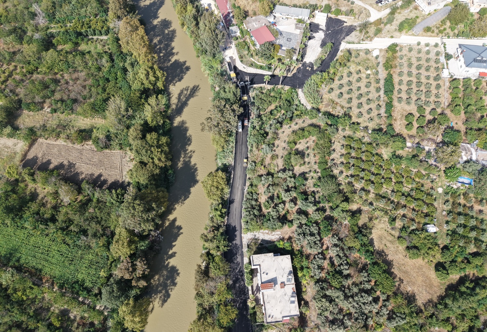 HBB’DEN DEFNE’DE 8 MAHALLEYİ KAPSAYAN YOL ÇALIŞMASI