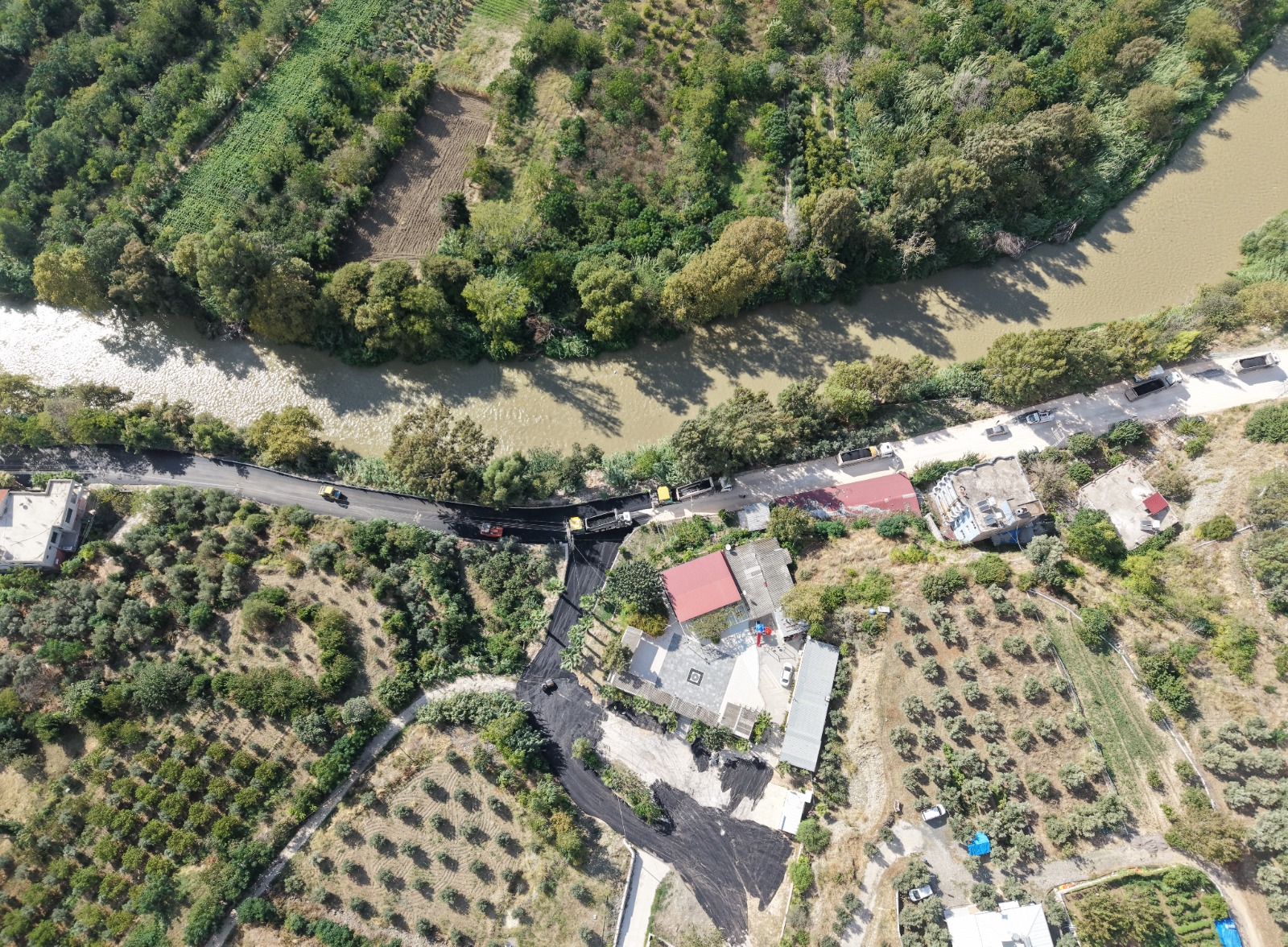 HBB’DEN DEFNE’DE 8 MAHALLEYİ KAPSAYAN YOL ÇALIŞMASI