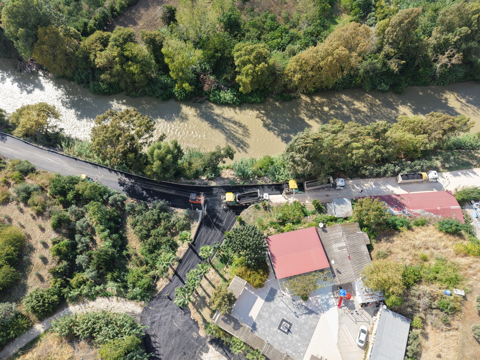 HBB’DEN DEFNE’DE 8 MAHALLEYİ KAPSAYAN YOL ÇALIŞMASI