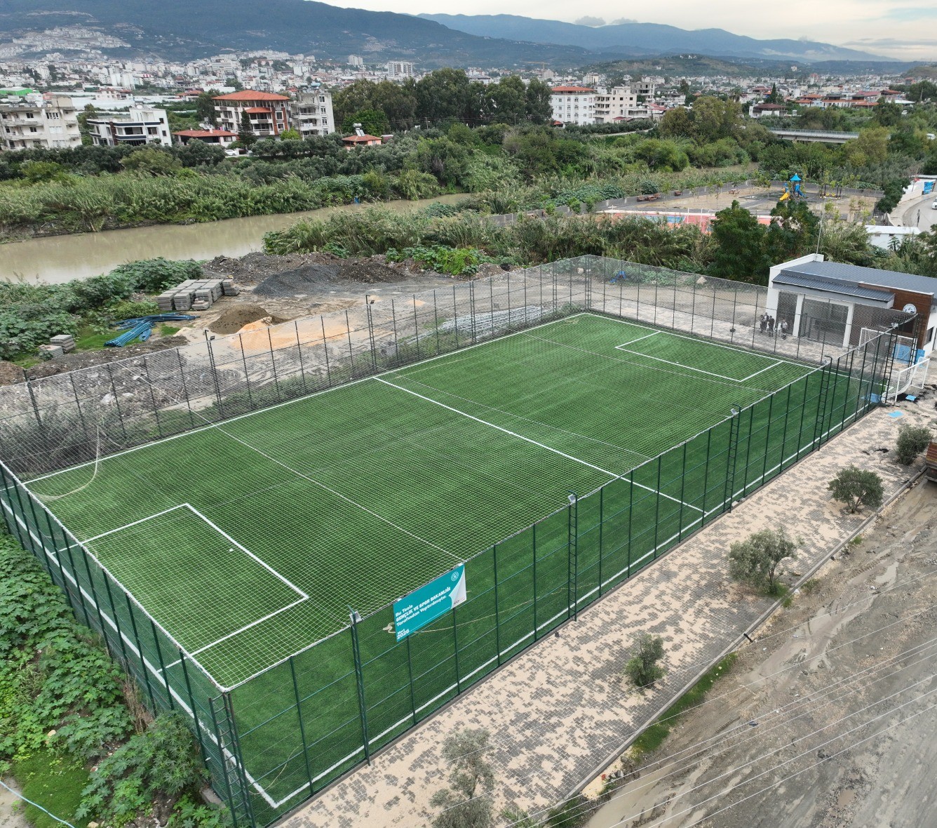 TEKEBAŞI’NDAKİ HALI SAHA HBB EKİPLERİYLE YENİLENDİ