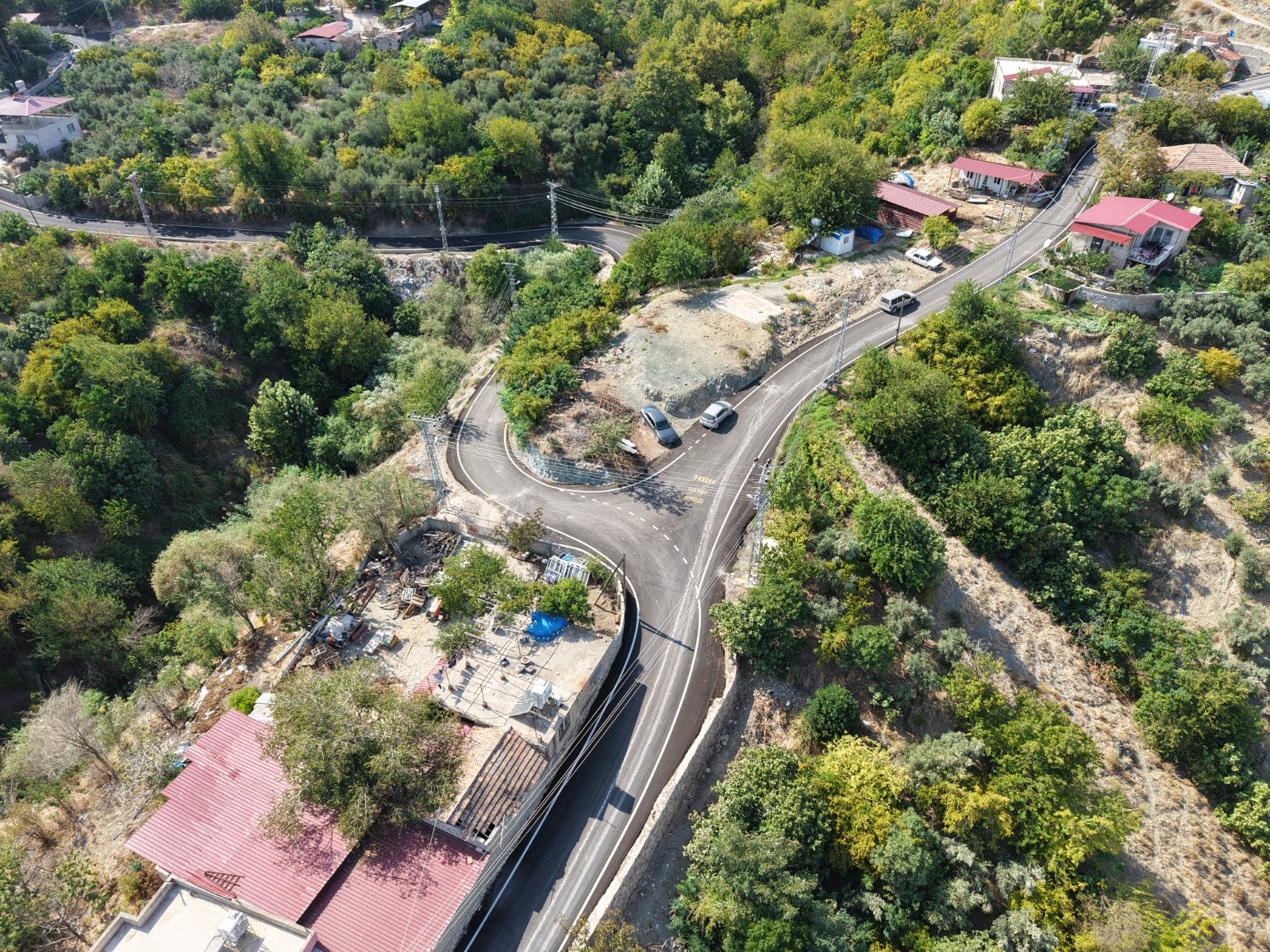 HBB, KIRIKHAN ALAYBEYLİ’NİN YOLUNU ASFALTLADI