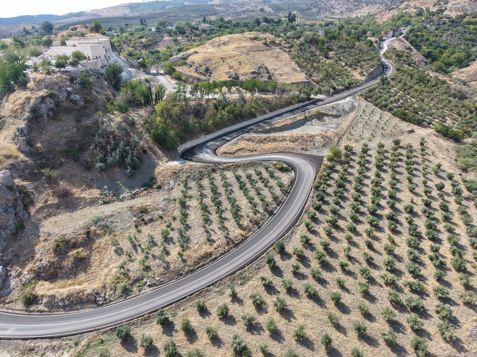 HBB, KIRIKHAN ALAYBEYLİ’NİN YOLUNU ASFALTLADI