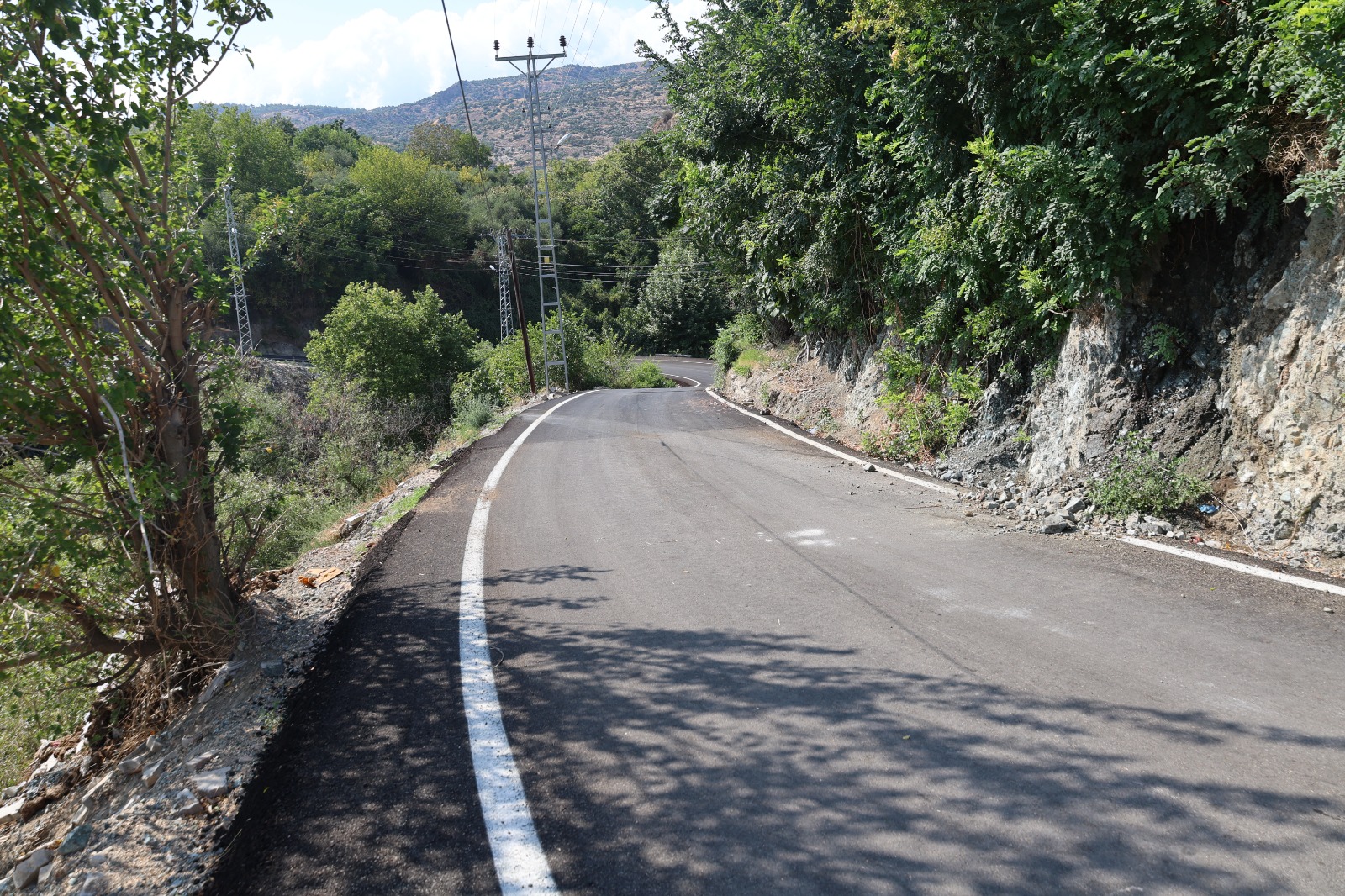 HBB, KIRIKHAN ALAYBEYLİ’NİN YOLUNU ASFALTLADI
