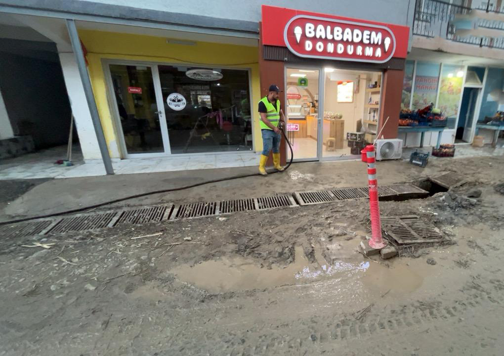 HBB’DEN ARSUZ’DA YOĞUN YAĞIŞLAR SONRASI TEMİZLİK SEFERBERLİĞİ