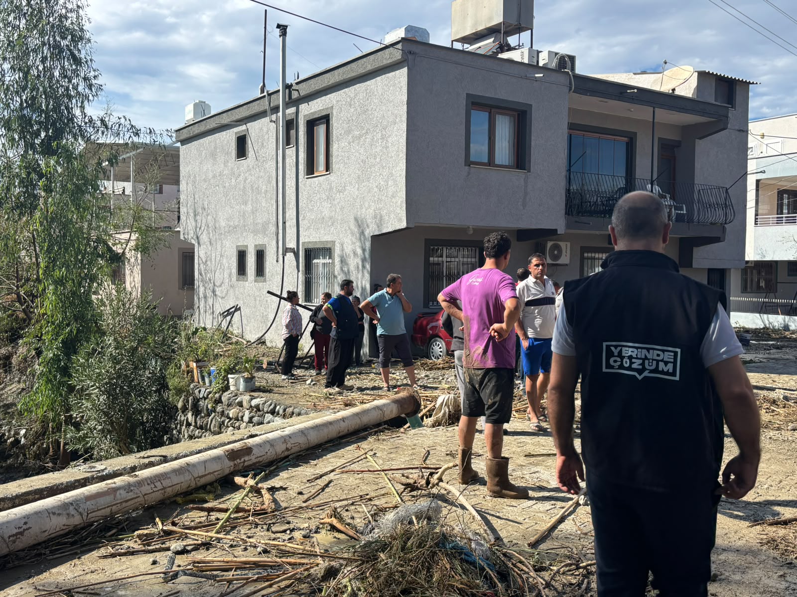 HBB’DEN ARSUZ’DA YOĞUN YAĞIŞLAR SONRASI TEMİZLİK SEFERBERLİĞİ