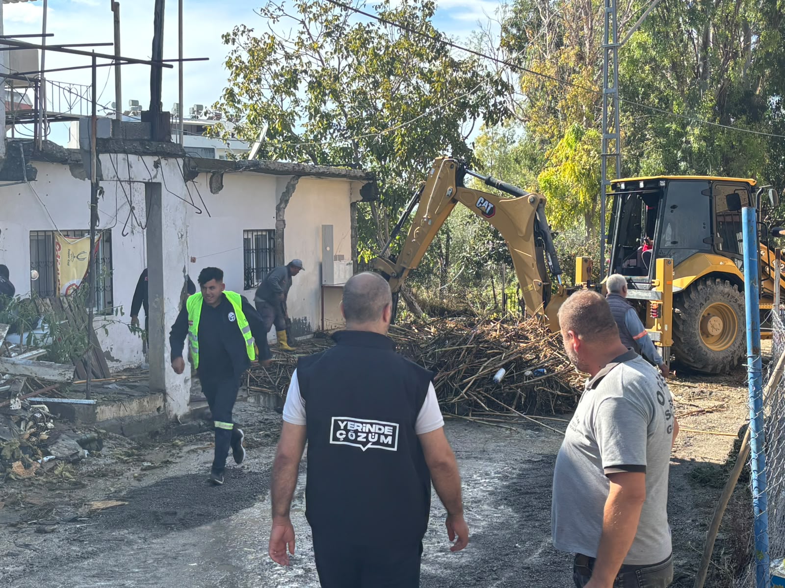 HBB’DEN ARSUZ’DA YOĞUN YAĞIŞLAR SONRASI TEMİZLİK SEFERBERLİĞİ