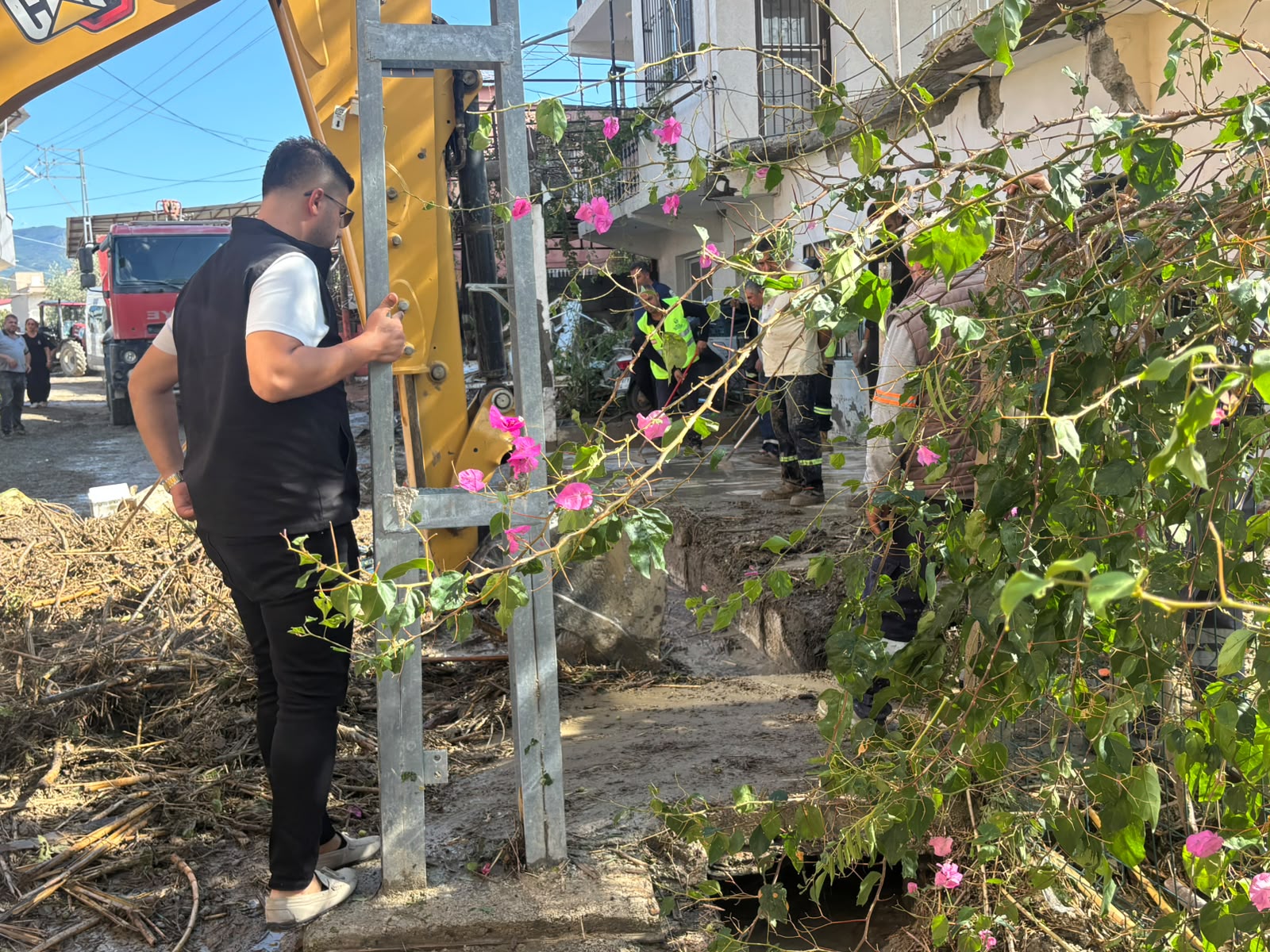 HBB’DEN ARSUZ’DA YOĞUN YAĞIŞLAR SONRASI TEMİZLİK SEFERBERLİĞİ