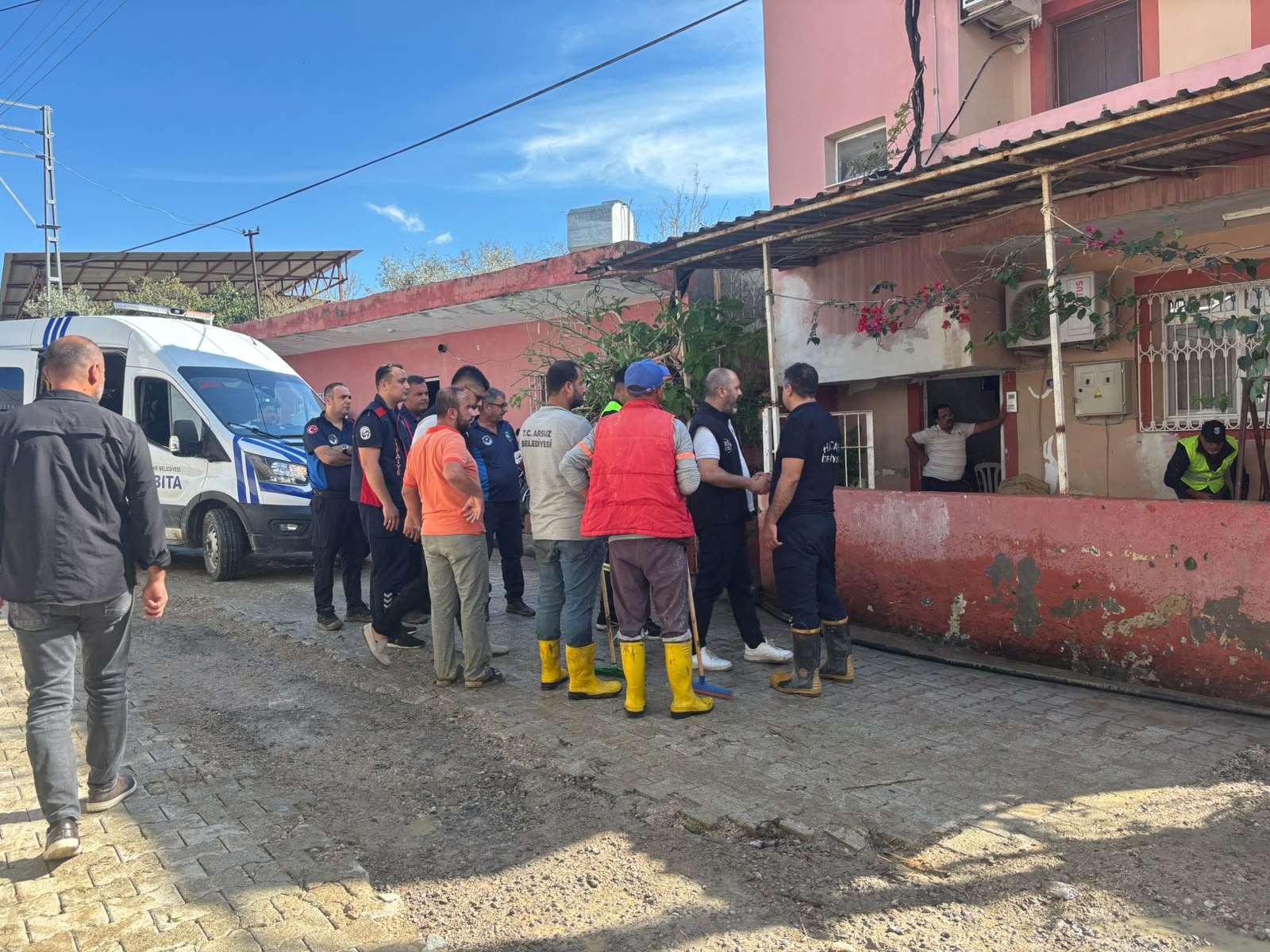 HBB’DEN ARSUZ’DA YOĞUN YAĞIŞLAR SONRASI TEMİZLİK SEFERBERLİĞİ