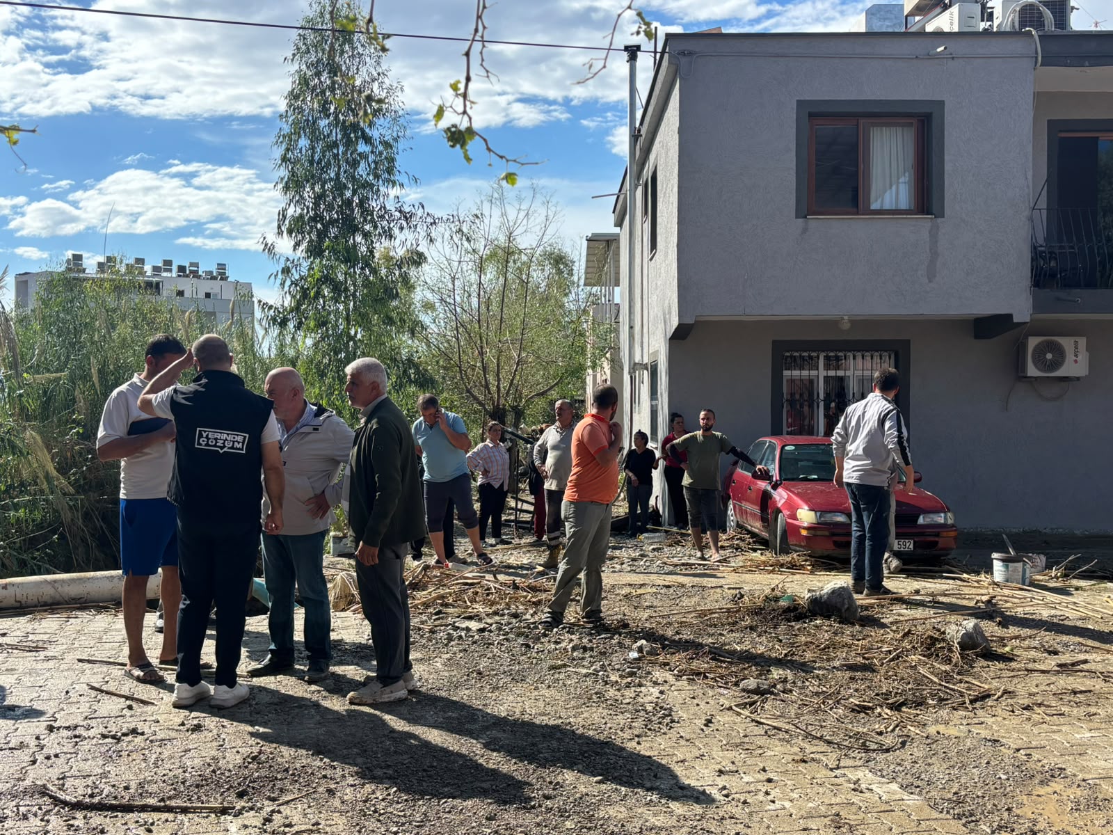 HBB’DEN ARSUZ’DA YOĞUN YAĞIŞLAR SONRASI TEMİZLİK SEFERBERLİĞİ