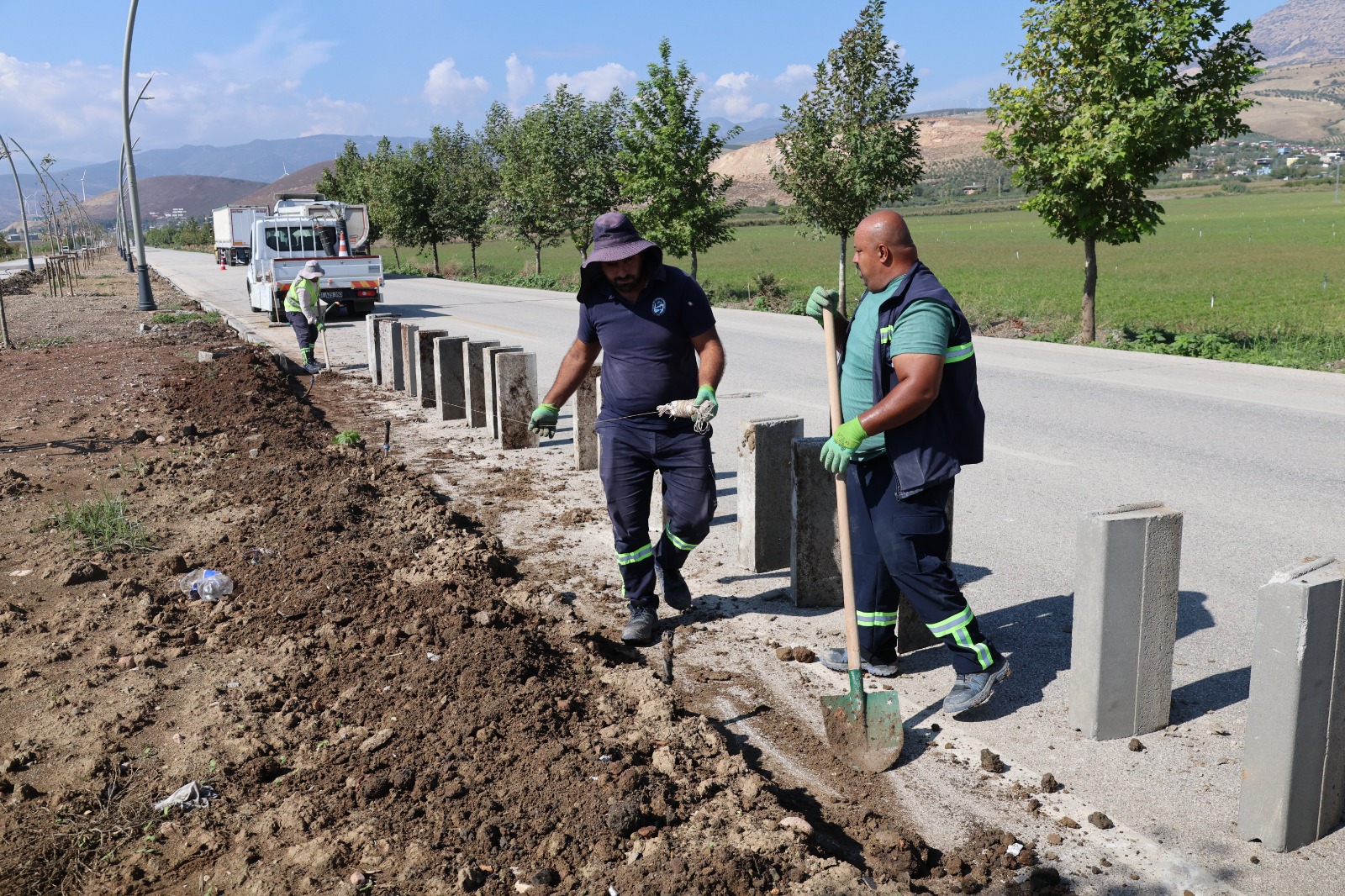 HBB’DEN KIRIKHAN-TOPBOĞAZI YOLUNDA ORTA REFÜJ ÇALIŞMASI