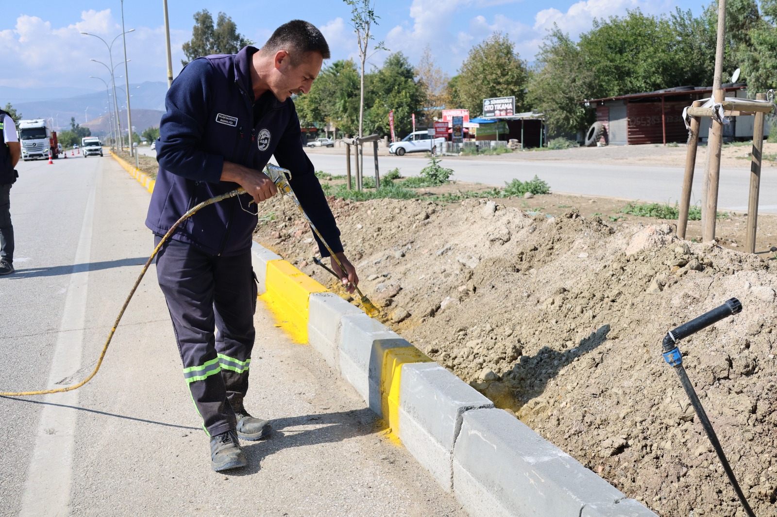 HBB’DEN KIRIKHAN-TOPBOĞAZI YOLUNDA ORTA REFÜJ ÇALIŞMASI