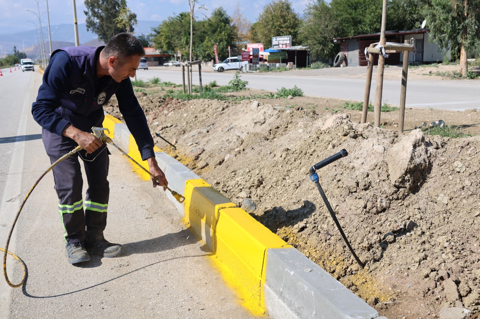 HBB’DEN KIRIKHAN-TOPBOĞAZI YOLUNDA ORTA REFÜJ ÇALIŞMASI