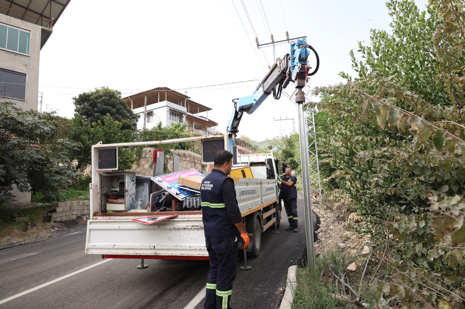HBB, DEFNE SİNANLI YOLU’NDA TRAFİK GÜVENLİĞİNİ ARTIRIYOR