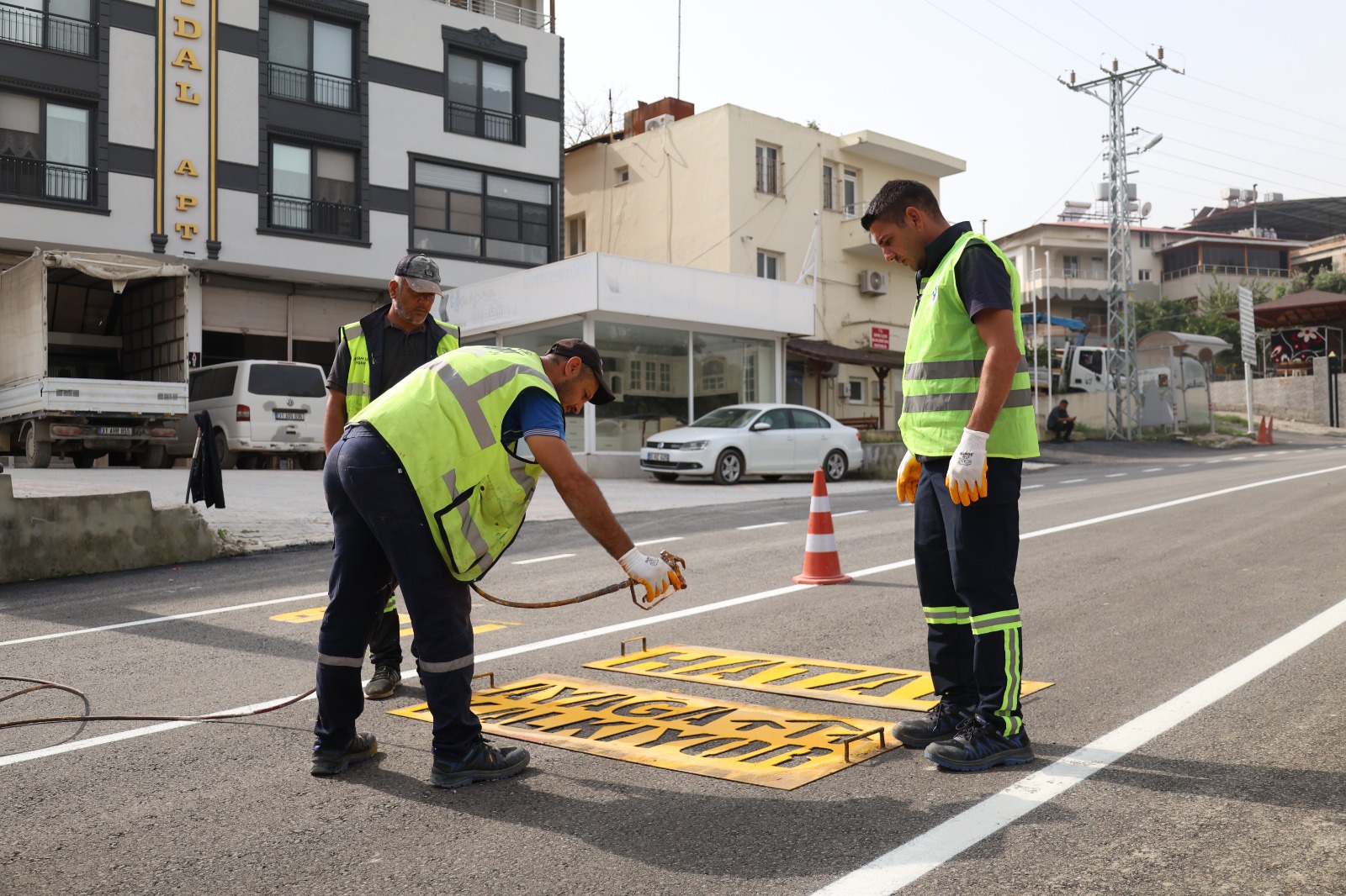 HBB, DEFNE SİNANLI YOLU’NDA TRAFİK GÜVENLİĞİNİ ARTIRIYOR