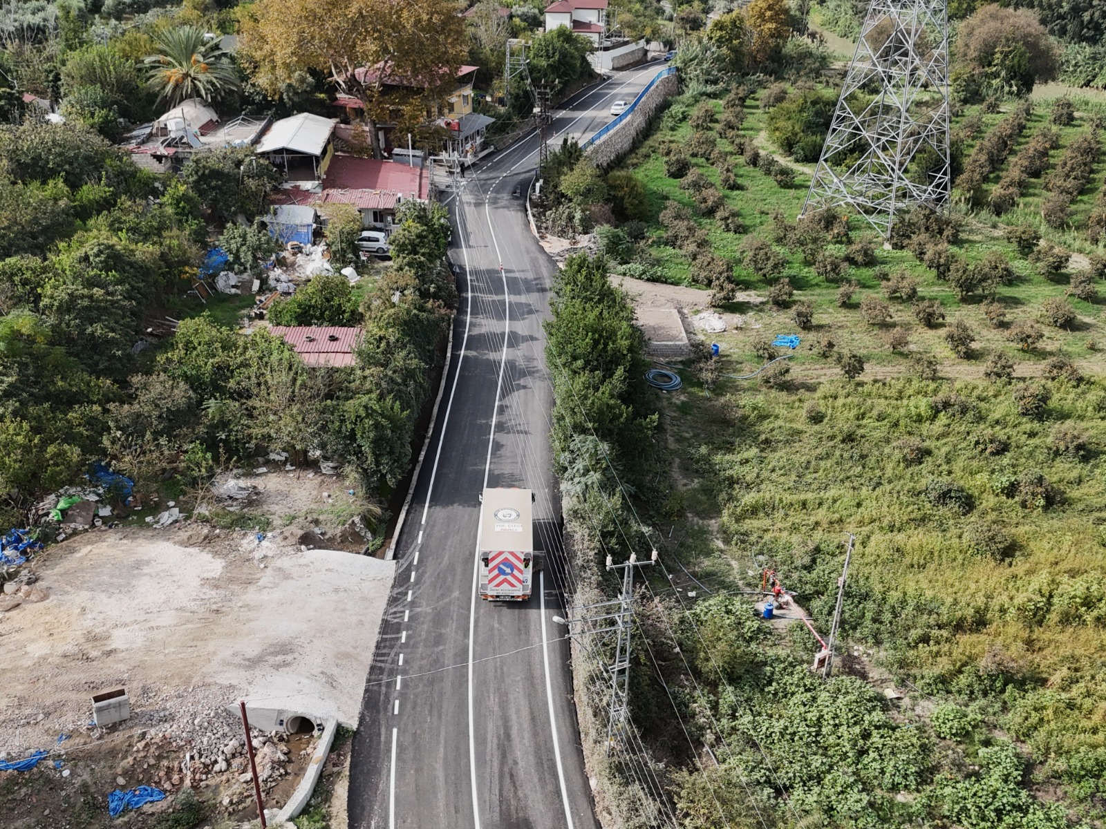 HBB, DEFNE SİNANLI YOLU’NDA TRAFİK GÜVENLİĞİNİ ARTIRIYOR