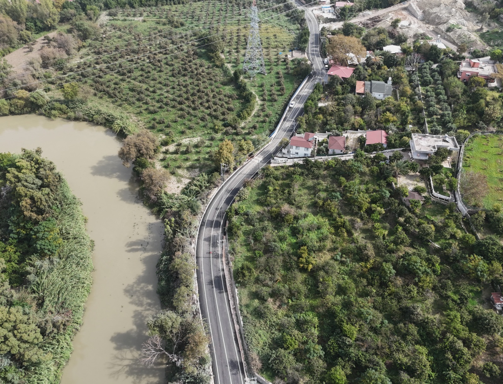 HBB, DEFNE SİNANLI YOLU’NDA TRAFİK GÜVENLİĞİNİ ARTIRIYOR