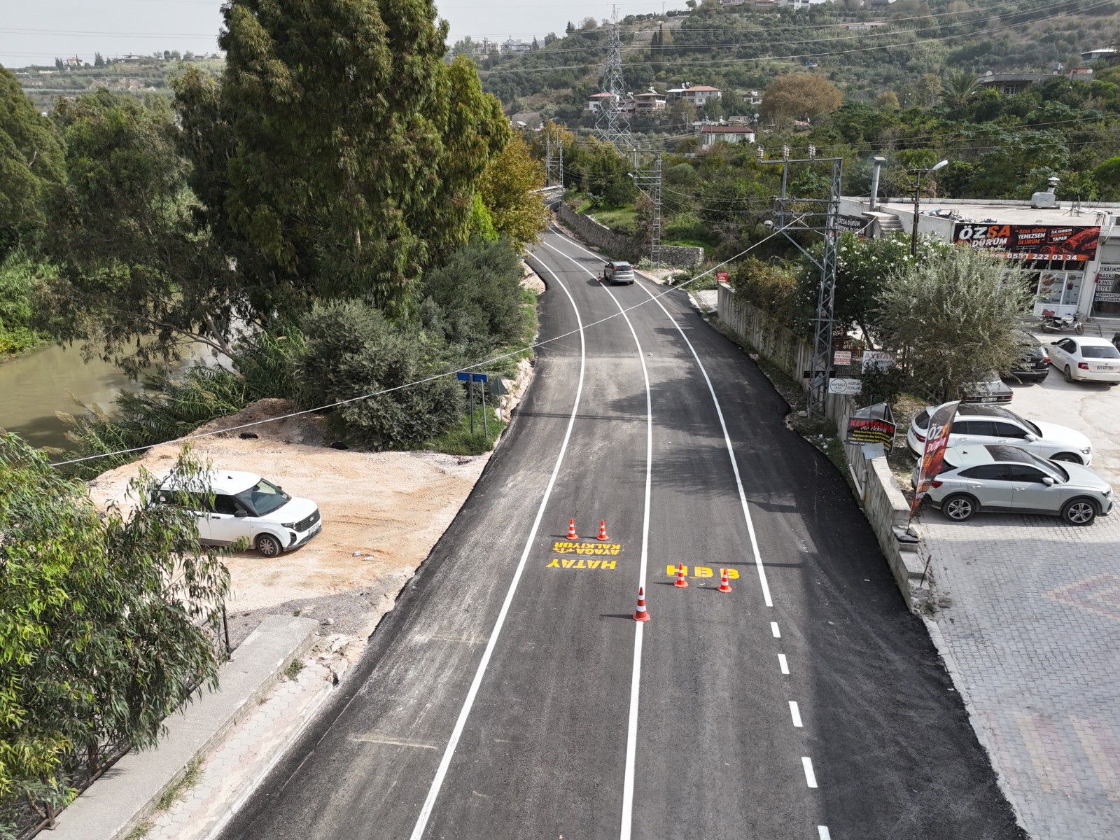 HBB, DEFNE SİNANLI YOLU’NDA TRAFİK GÜVENLİĞİNİ ARTIRIYOR