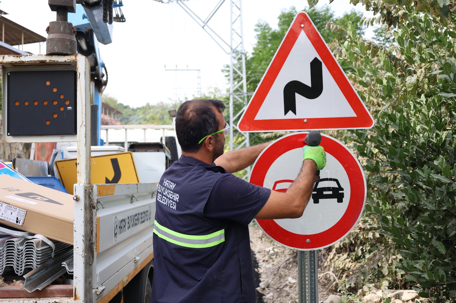 HBB, DEFNE SİNANLI YOLU’NDA TRAFİK GÜVENLİĞİNİ ARTIRIYOR