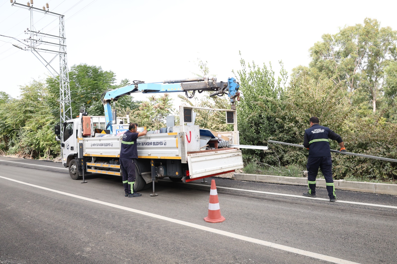 HBB, DEFNE SİNANLI YOLU’NDA TRAFİK GÜVENLİĞİNİ ARTIRIYOR