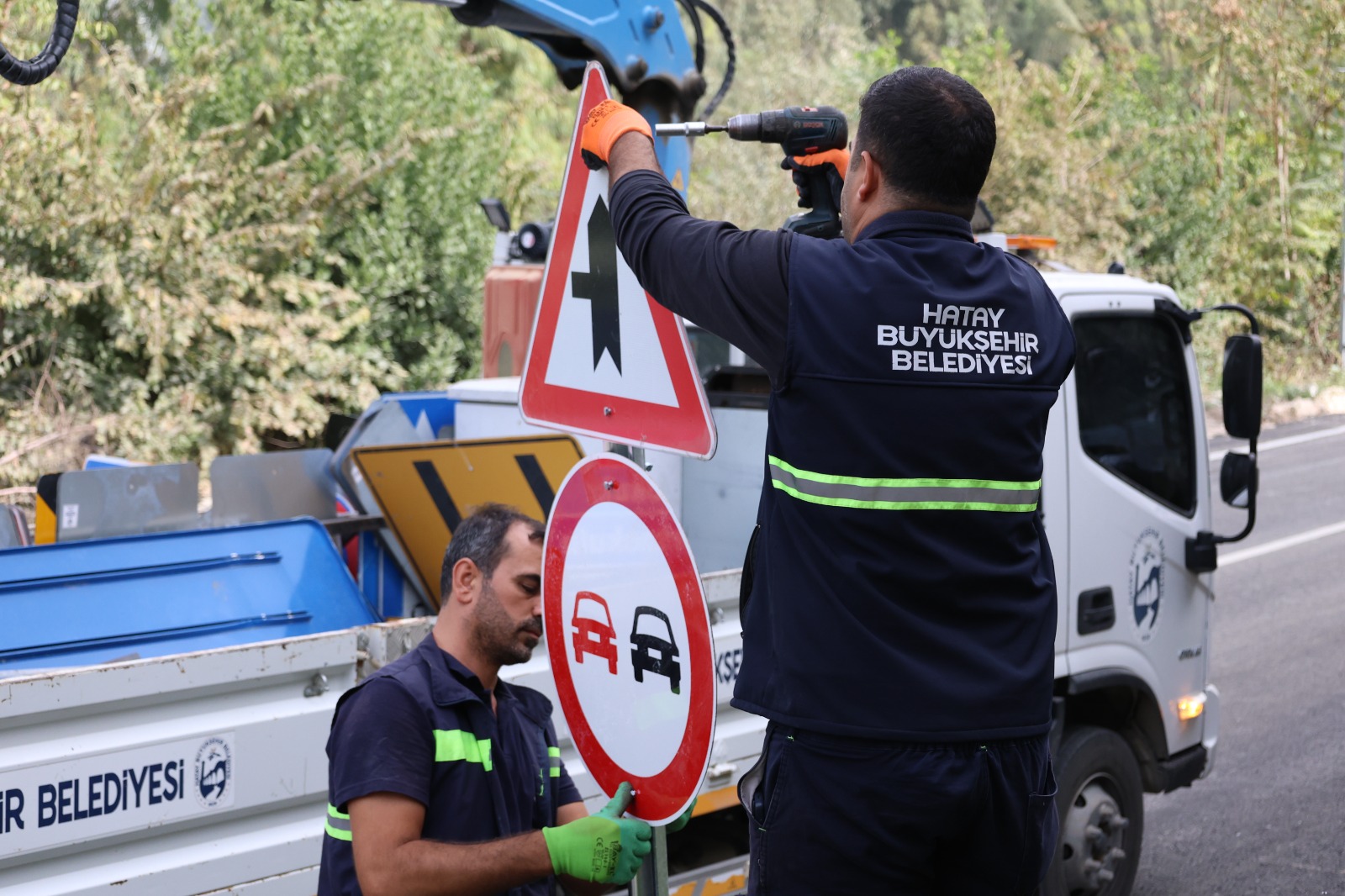 HBB, DEFNE SİNANLI YOLU’NDA TRAFİK GÜVENLİĞİNİ ARTIRIYOR