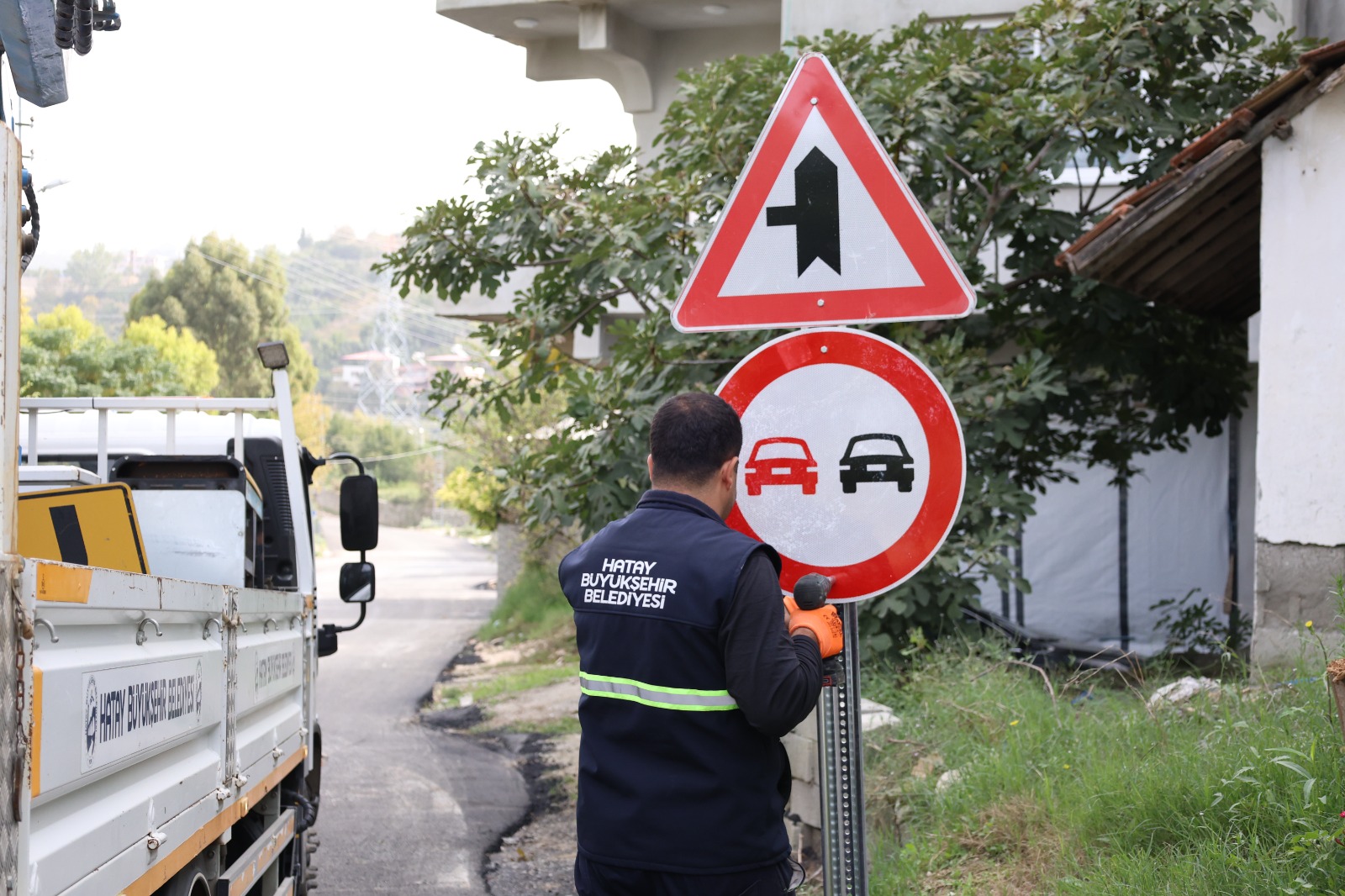 HBB, DEFNE SİNANLI YOLU’NDA TRAFİK GÜVENLİĞİNİ ARTIRIYOR