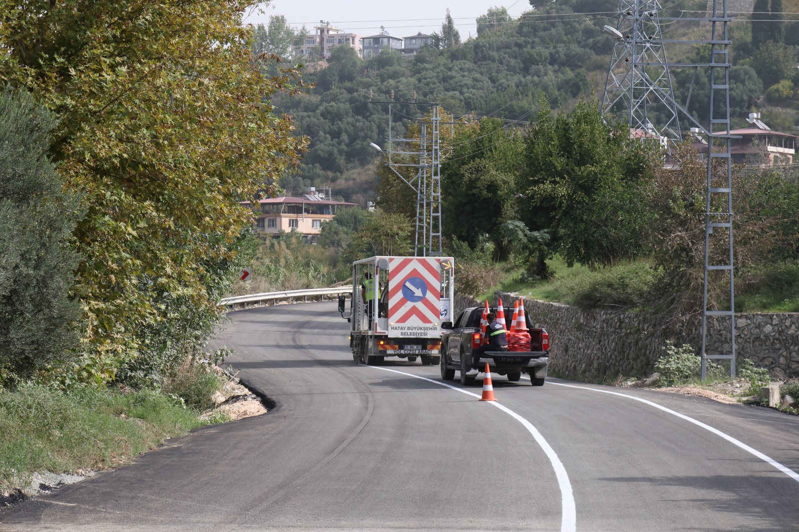 HBB, DEFNE SİNANLI YOLU’NDA TRAFİK GÜVENLİĞİNİ ARTIRIYOR