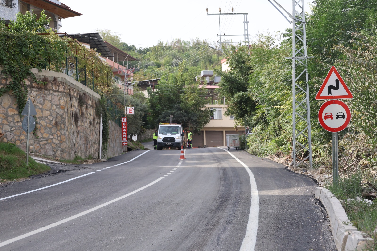HBB, DEFNE SİNANLI YOLU’NDA TRAFİK GÜVENLİĞİNİ ARTIRIYOR