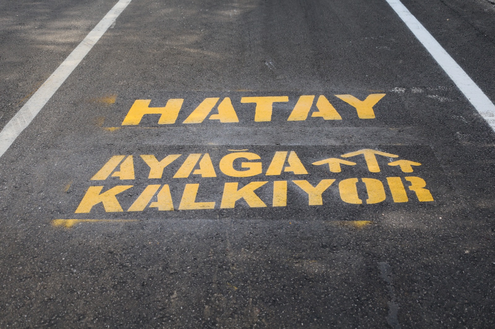HBB, DEFNE SİNANLI YOLU’NDA TRAFİK GÜVENLİĞİNİ ARTIRIYOR