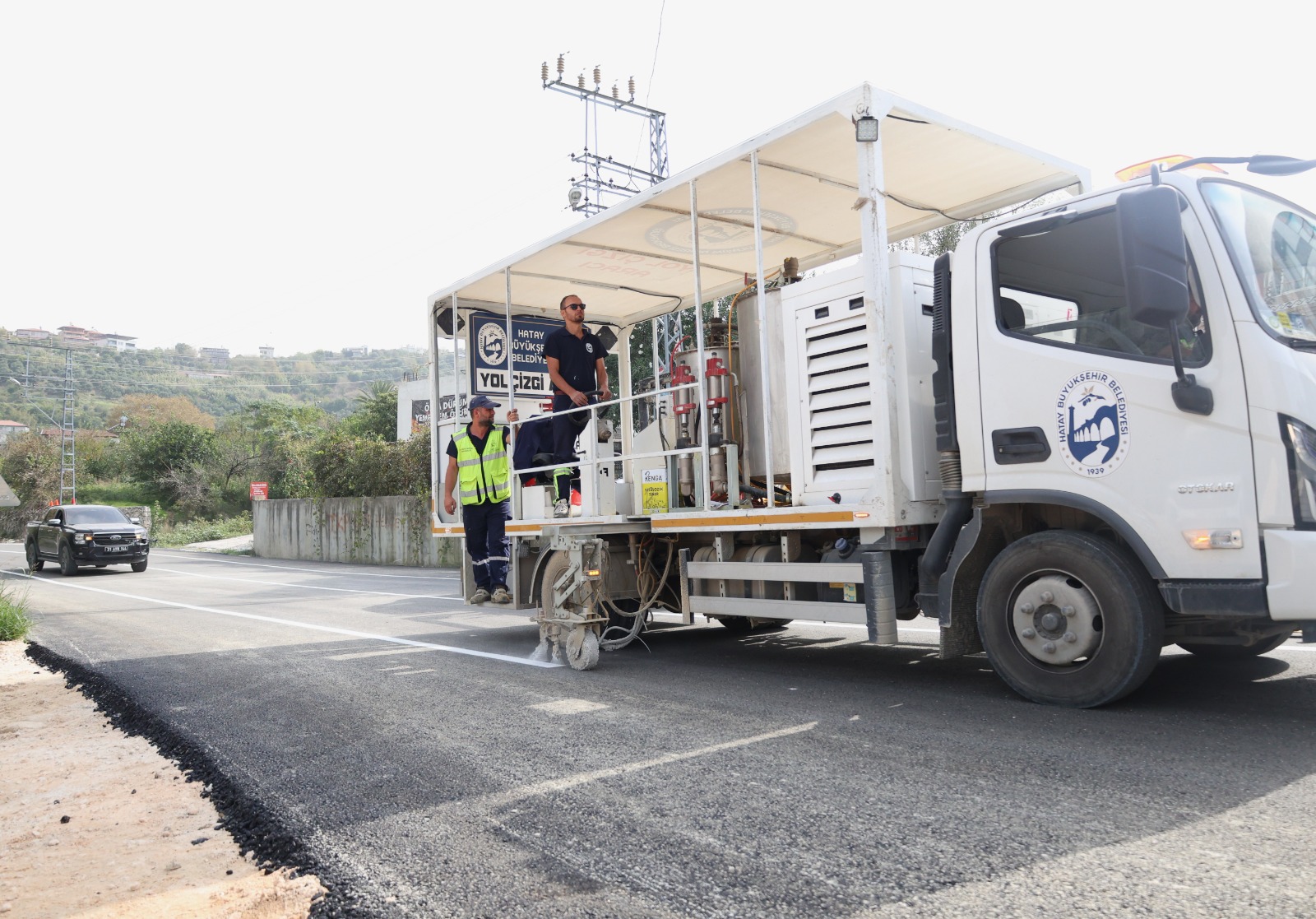 HBB, DEFNE SİNANLI YOLU’NDA TRAFİK GÜVENLİĞİNİ ARTIRIYOR