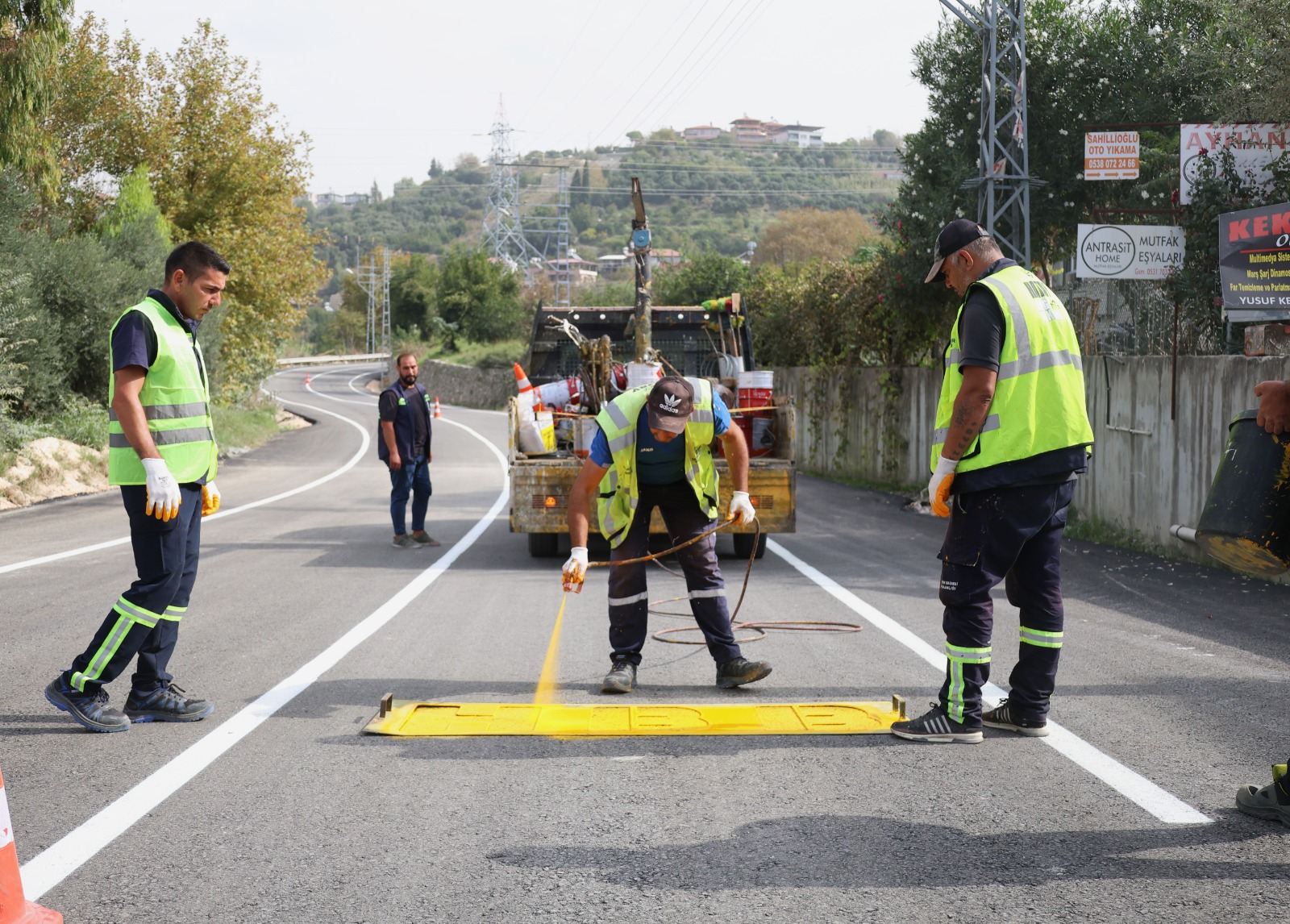HBB, DEFNE SİNANLI YOLU’NDA TRAFİK GÜVENLİĞİNİ ARTIRIYOR