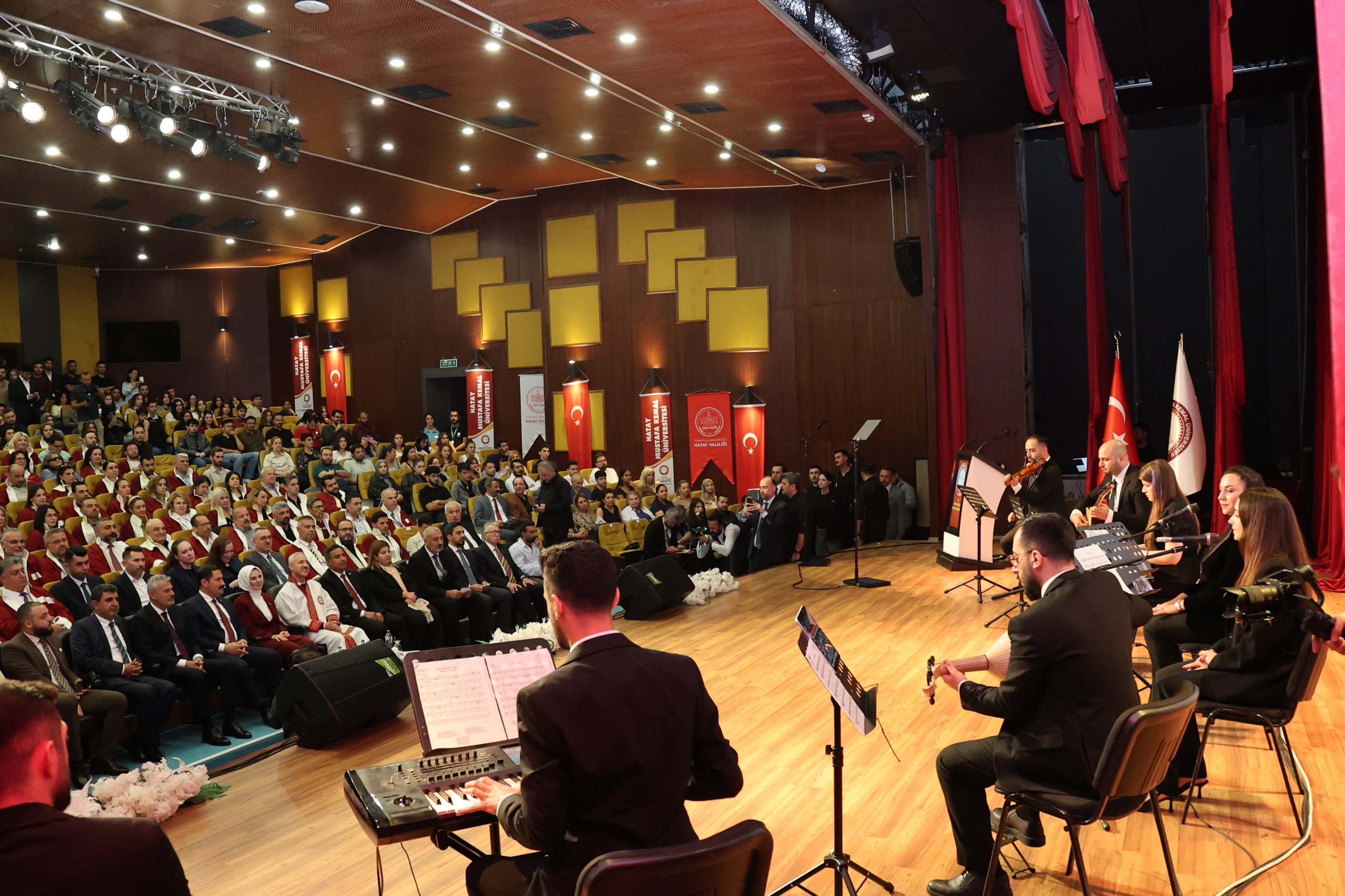 BAKAN MAHİNUR ÖZDEMİR HMKÜ AKADEMİK YIL AÇILIŞ TÖRENİNE KATILDI