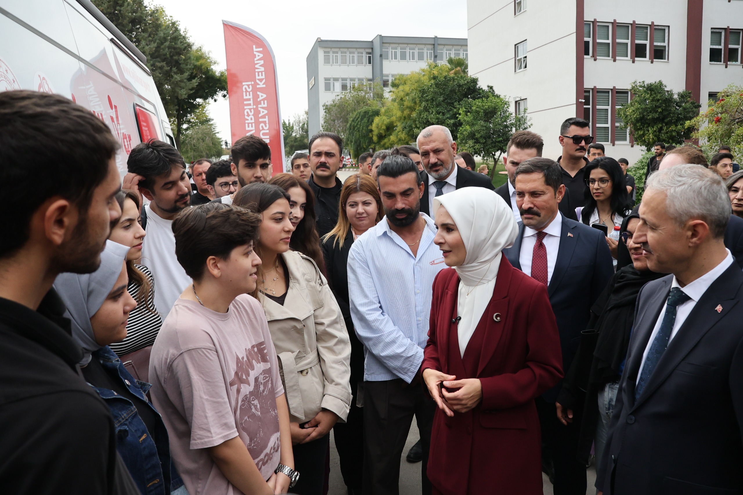 BAKAN MAHİNUR ÖZDEMİR HMKÜ AKADEMİK YIL AÇILIŞ TÖRENİNE KATILDI