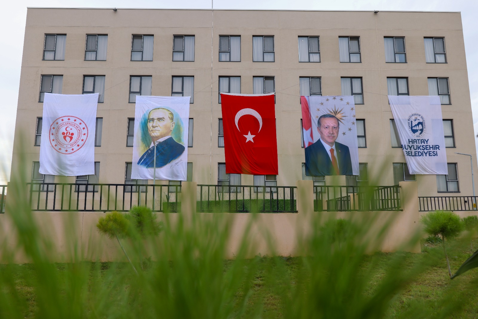 MEVLÂNA İDRİS KIZ ÖĞRENCİ YURDU KIRIKHAN’DA TÖRENLE HİZMETE AÇILDI