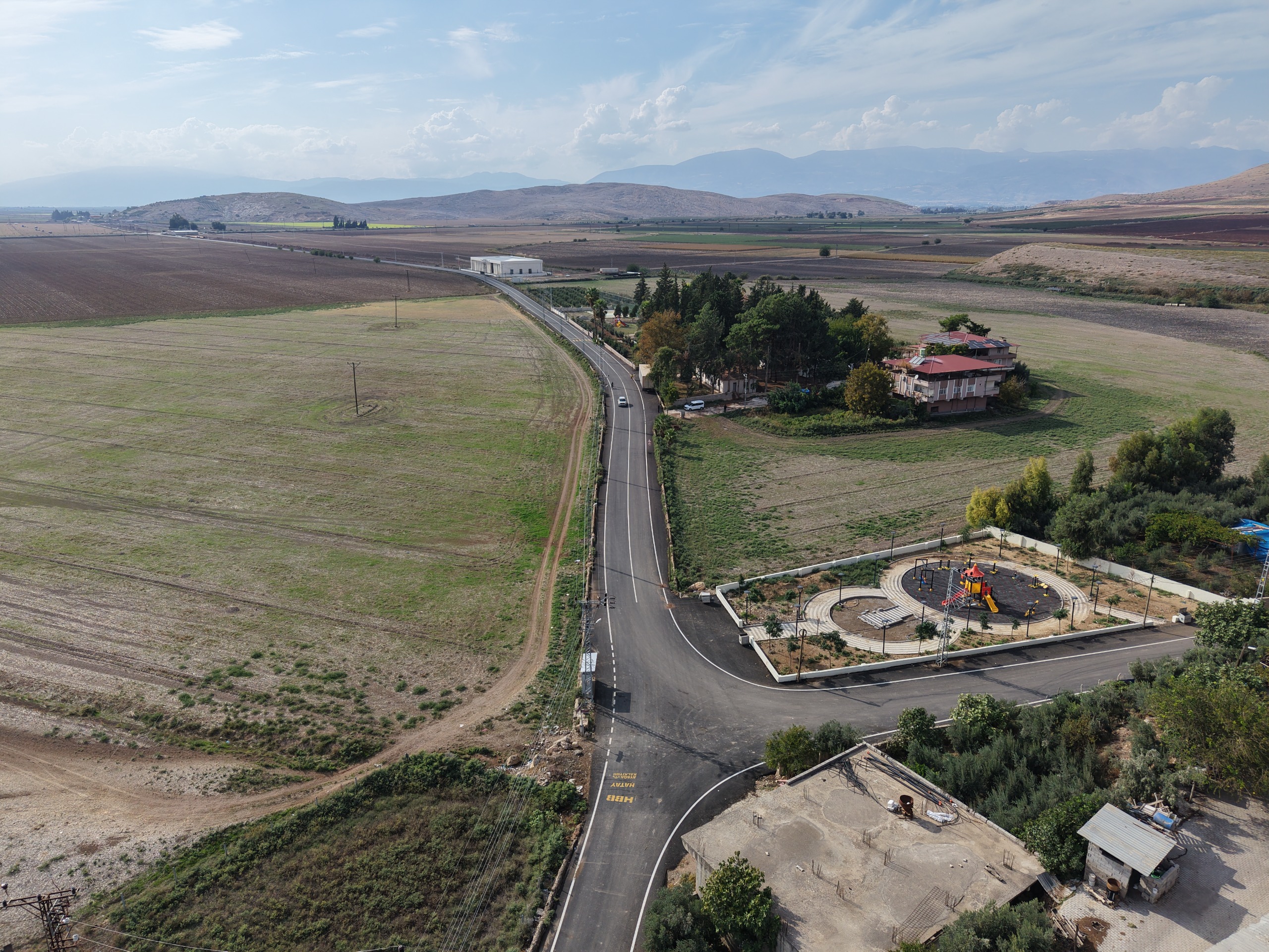 HBB’DEN KUMLU AKPINAR BAĞLANTI YOLUNDA BETON ASFALT ÇALIŞMASI