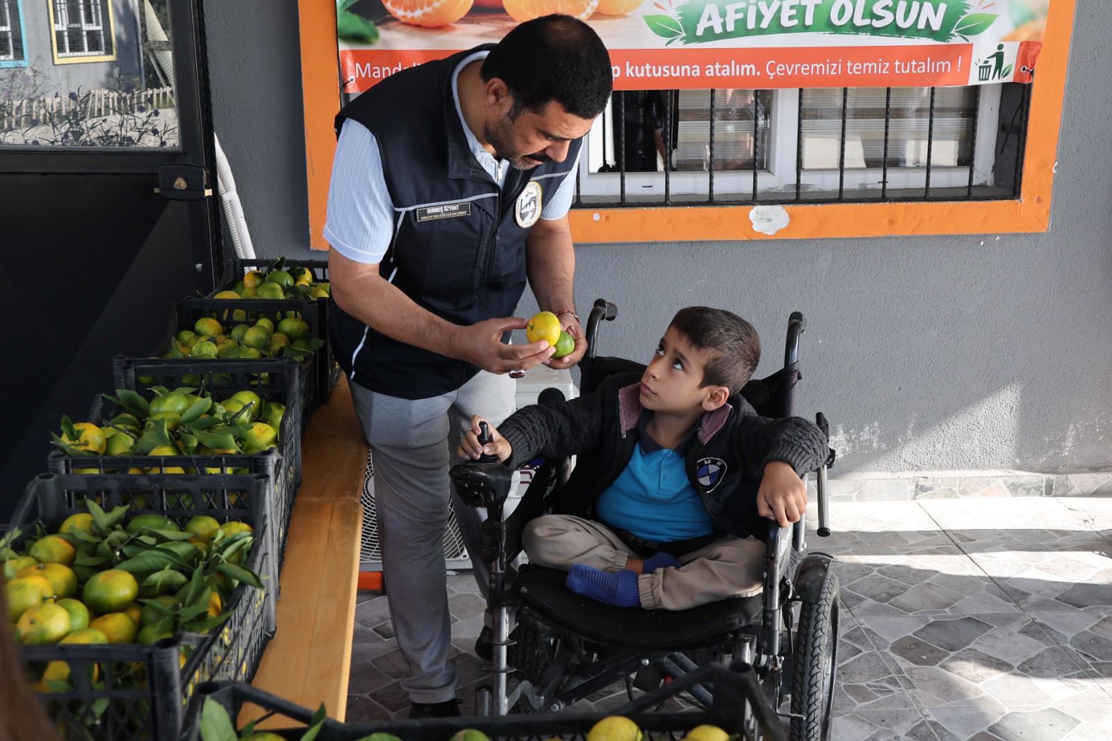 HBB, ÜRETİCİDEN ALDIĞI MANDALİNALARI ÖĞRENCİLERE İKRAM ETTİ